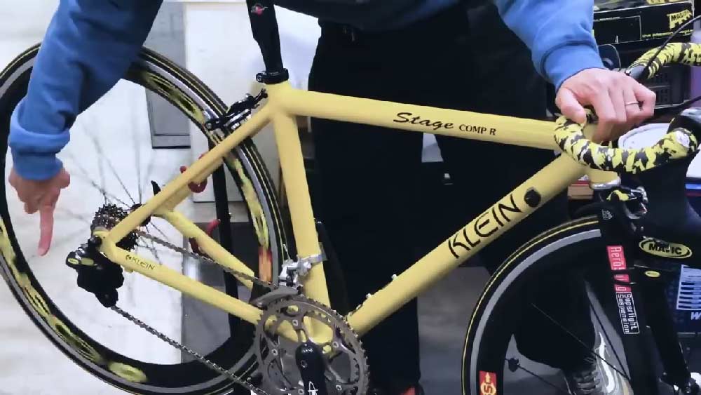 プーリーが回ることでディレイラーがスライドして変速
