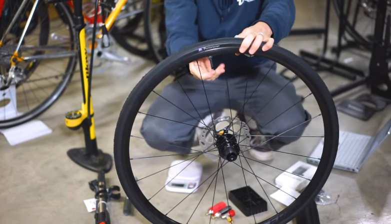 ロードバイクのタイヤの空気をゼロにします。